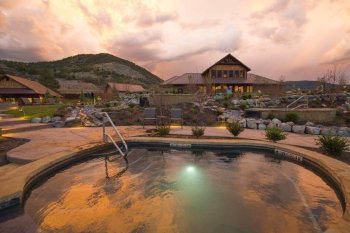 Iron-Mountain-Hot-Springs-and-Bathhouse-at-Sunset-2-1024x682