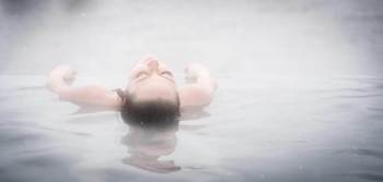 Woman-floating-in-infinity-pool-at-Iron-Mountain-Hot-Springs-1024x489