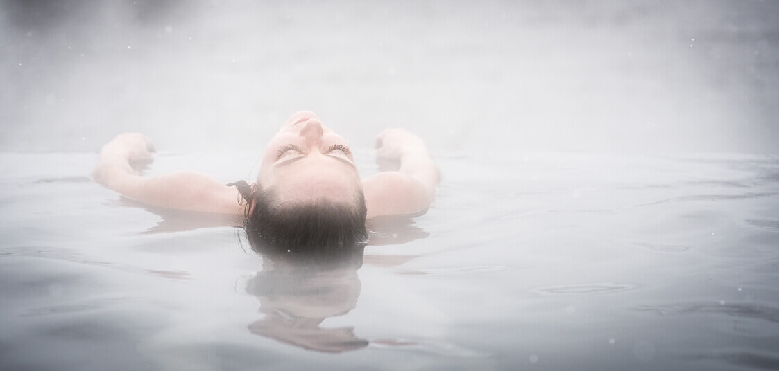 woman floating in infinity pool at iron mountain hot springs