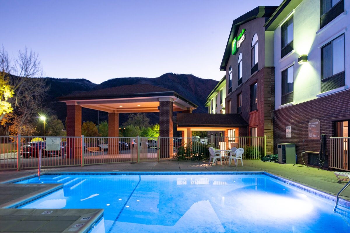 outdoor pool at holiday inn express in glenwood springs